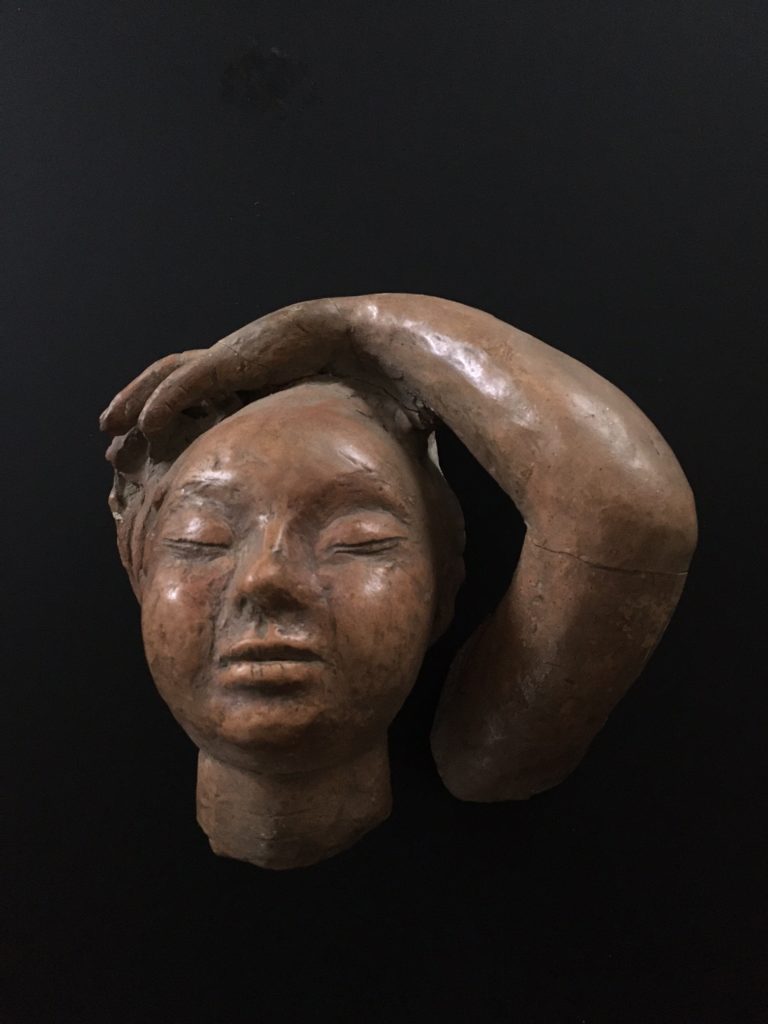 Femme aux yeux fermés - Terre 15x16 cm